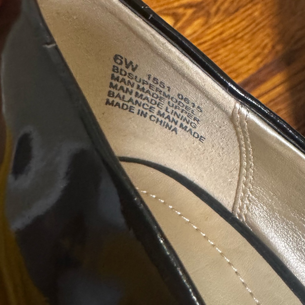 Bandolino wide width Raina pumps in black patent leather size 6W never worn! - Picture 6 of 6
